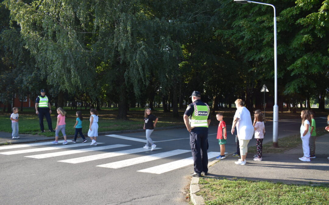 Policija posjetila prvašiće
